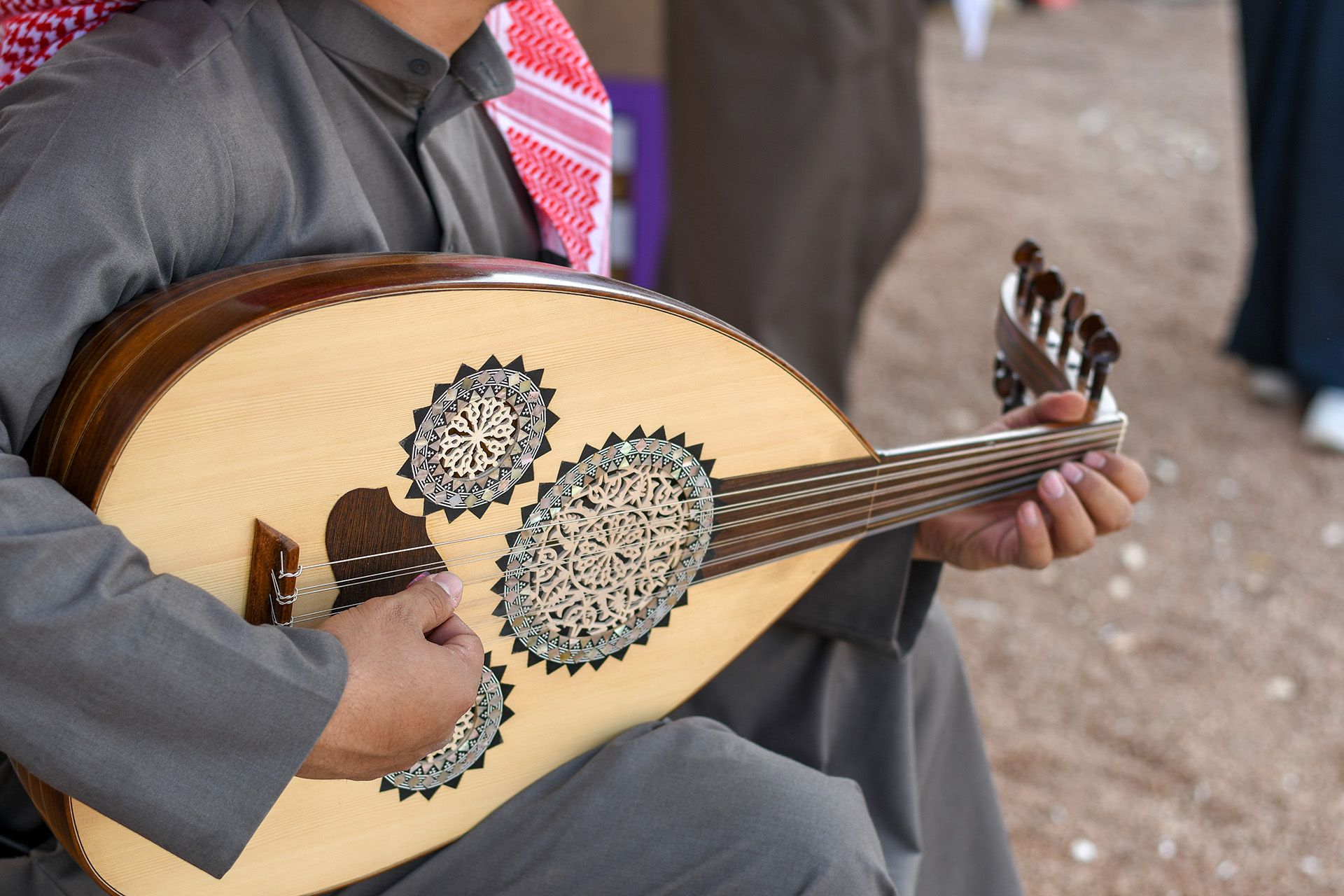 عود سعودي طرب: اكتشف سحر العود ومعانيه العميقة