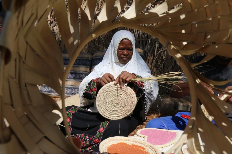 عجوز فلسطينية تحيي التراث بحياكة القش اندبندنت عربية