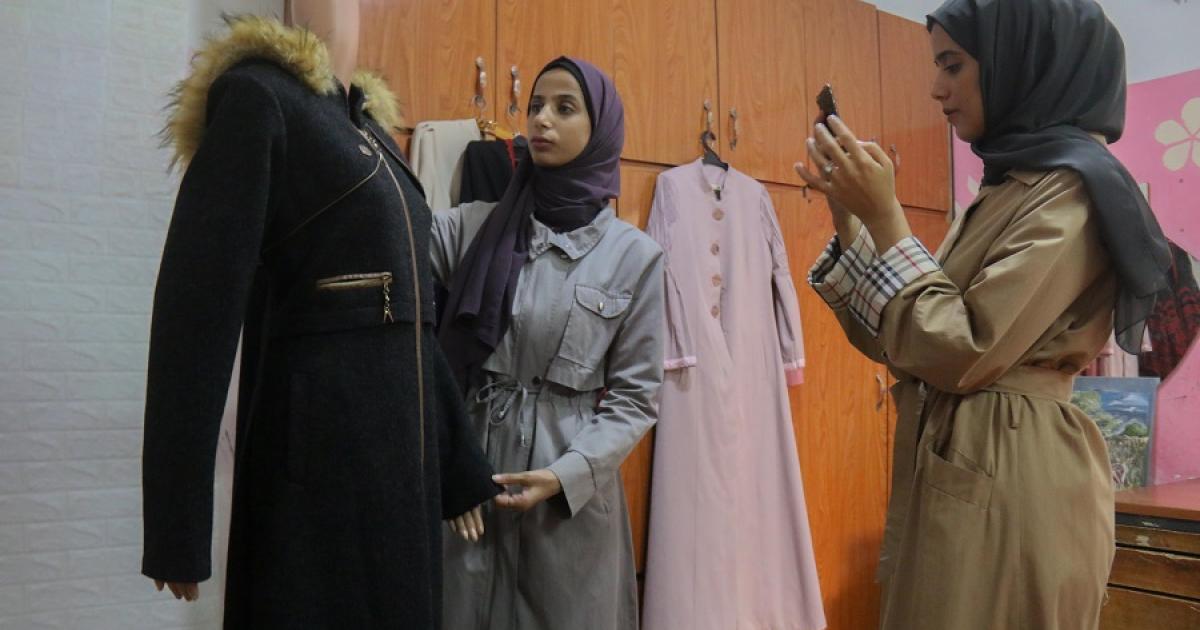الخزانة الخضراء في غزة حل ريادي يوفر ملابس صديقة للبيئة اندبندنت عربية