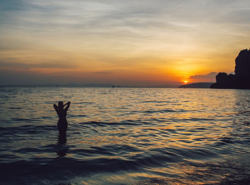 السباحة الليلية أو السفر إلى أحضان الطبيعة في الخريف