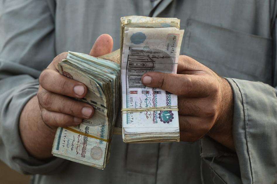 The dollar loses 30% against the Egyptian pound and heavy losses surround traders