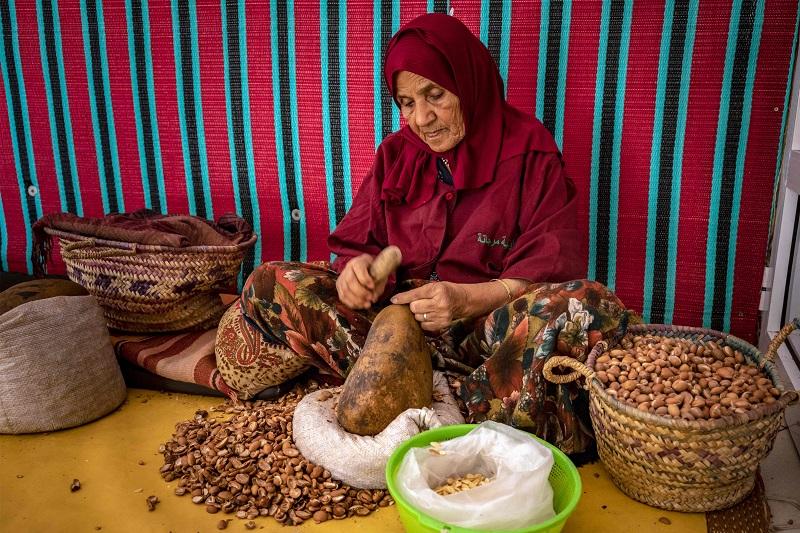 الشباب المغربي يبتعد عن زيت الأرغان ومستقبل الصناعة في خطر