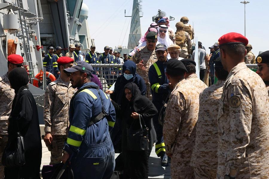 Gratitude et chagrin d’amour à bord d’un navire d’évacuation saoudien du Soudan