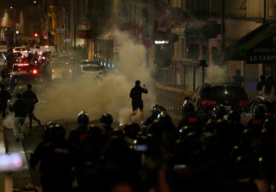 Trois policiers ont été arrêtés après la mort d’un manifestant lors de troubles en France