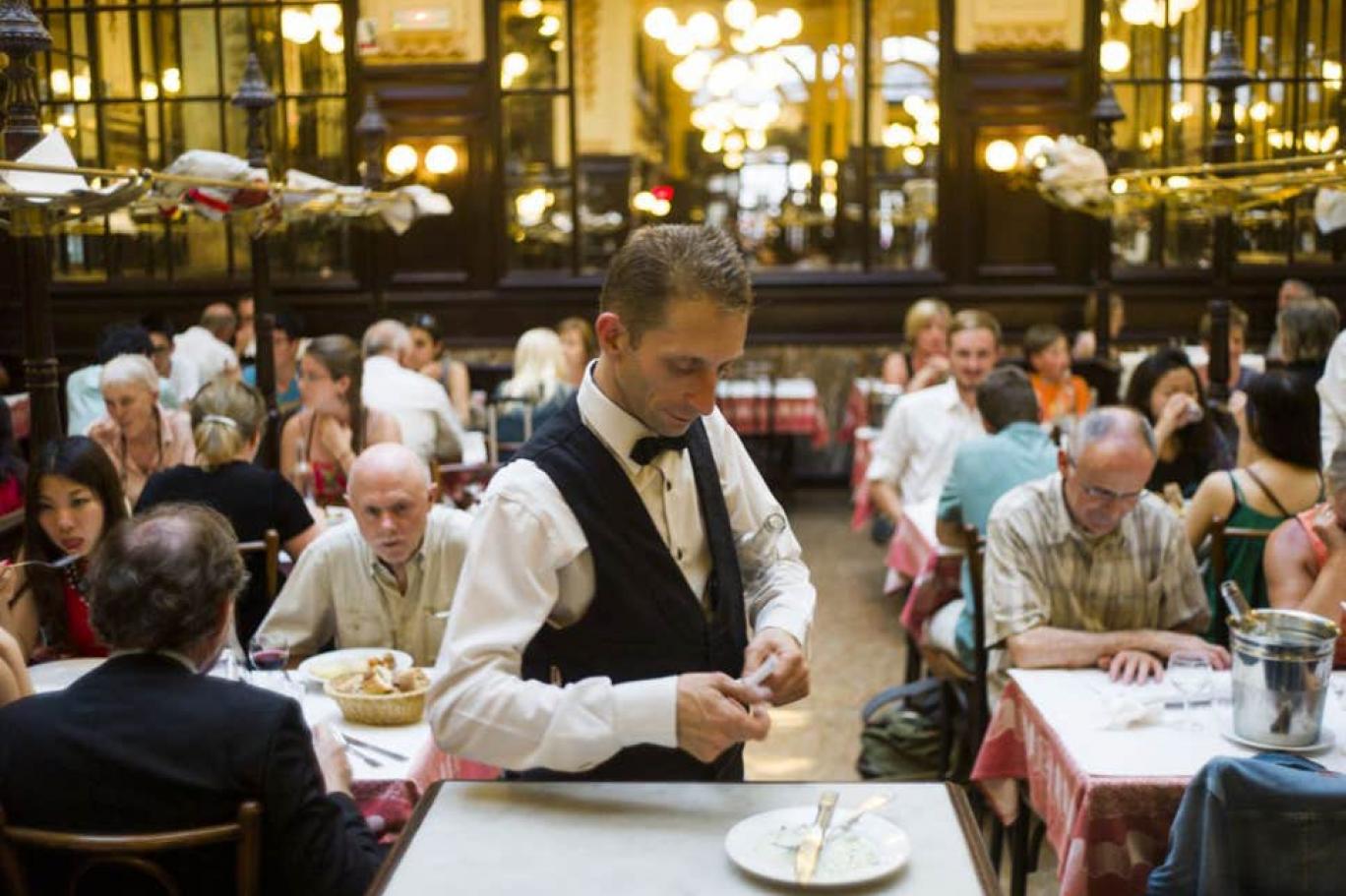 Французский ресторан с людьми