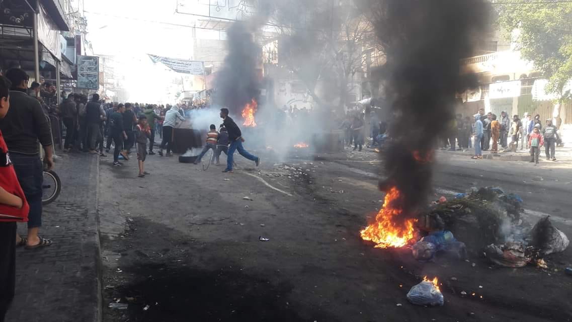 تفريق المتظاهرين في الحراك من قبل عناصر أمن "حماس" وإشعال الإطارات المطاطية (أسامة الكلحوت)