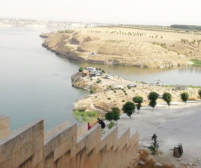 يحيط نهر الفرات بالقلعة (اندبندنت عربية)