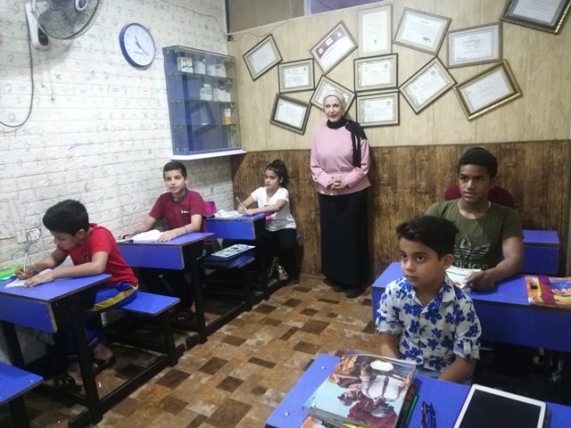 المتطوعة سلوى محمد وهي تقوم بمساعدة الاطفال في أنجاز واجباتهم.jpg