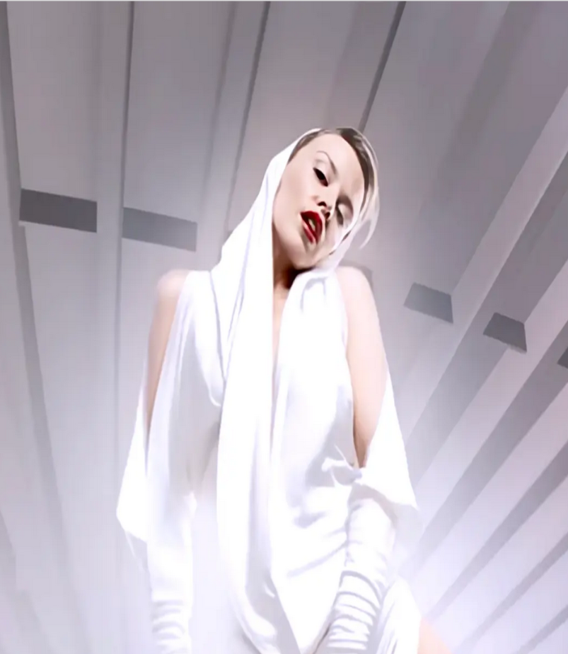 كايلي مينوغ في لقطة شهيرة من فيديو كليب "لا أستطيع إخراجك من رأسي" 