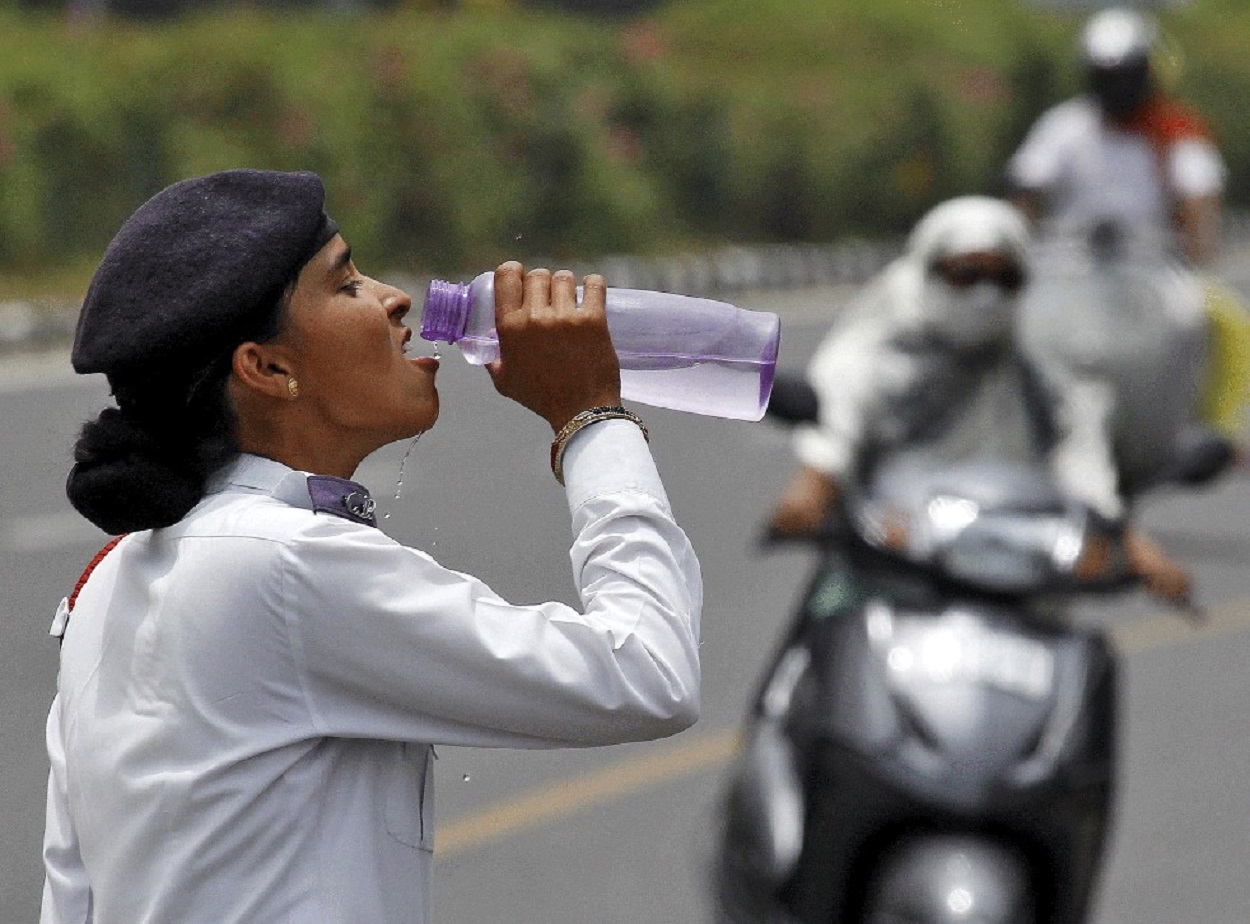 A traffic police officer in Chandigarh in May_رويترز.jpg