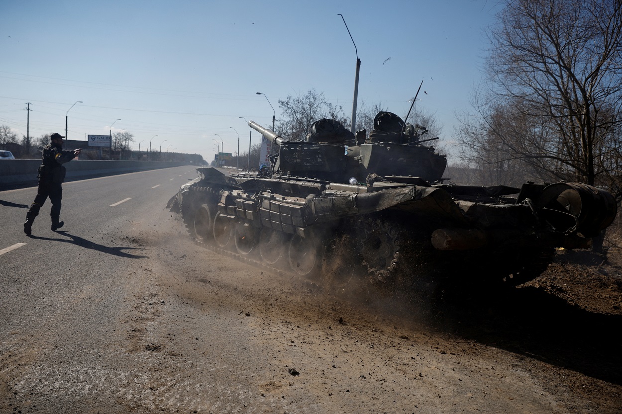 Russian tank near Kupyansk_rtr---CVAKWIHO3RMFXNLA6X24QQYTMA.jpg