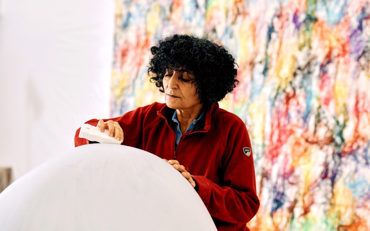 thumbnail_Ghada Amer dans son atelier 2.jpg