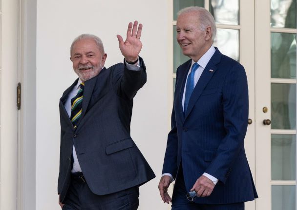 الرئيس الأميركي جو بايدن والرئيس البرازيلي لولا إيناسيو دي سيلفا يسيران متجاورين في أحد ممرات حديقة الزهور بالبيت الأبيض في واشنطن بتاريخ 10 فبراير 2023 