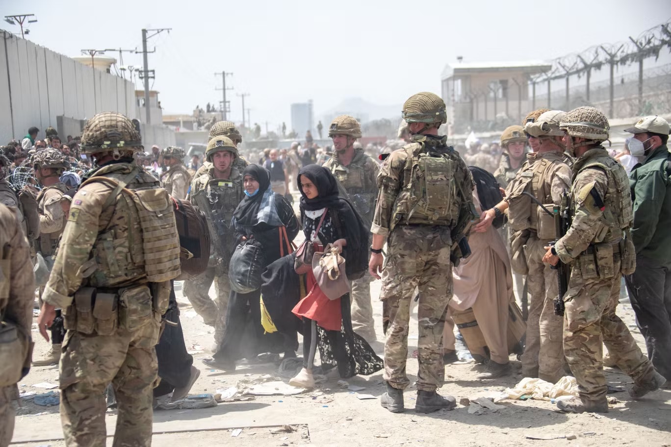 القوات المسلحة البريطانية تقوم مع الجيش الأميركي بإجلاء المدنيين المؤهلين وعائلاتهم من كابول في أغسطس 2021 (وزارة الدفاع البريطانية/ غيتي)