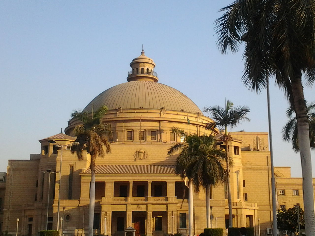 جامعة القاهرة (ويكيبيديا)