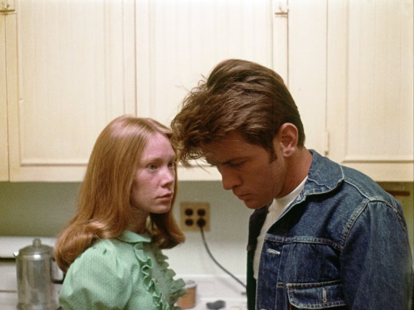 لعب مارتن شين (على اليمين) دور القاتل المزاجي كيت، بناء على نص تشارلز ستاركويذر، في فيلم "بادلاندز" (وارنر بروس 1973)