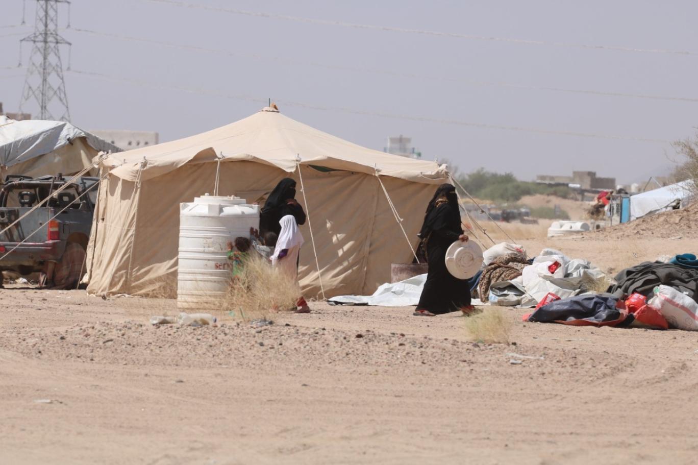 يعاني اليمنيون تحت وطأة أوضاع إنسانية بائسة  (اندبندنت عربية)