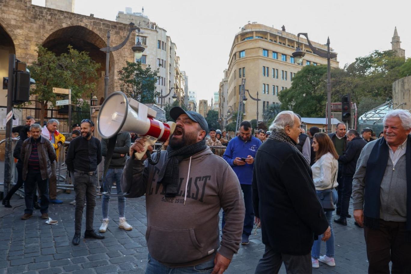 متظاهرون لبنانيون بالقرب من مبنى البرلمان لدعم النواب المستقلين الذين أعلنوا اعتصامهم حتى انتخاب رئيس جديد (أ ف ب)