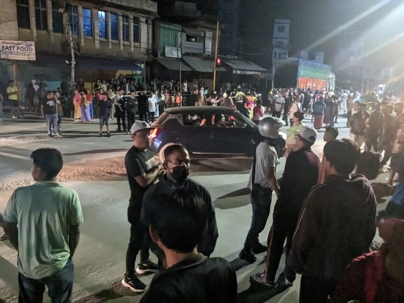 أفراد من مجموعة "ميتي" محتشدون في مالوم بعد ورود أخبار تزعم قيام الجيش بتهريب نساء من بنات مجموعة "كوكي" (ناميتا سينغ/اندبندنت)