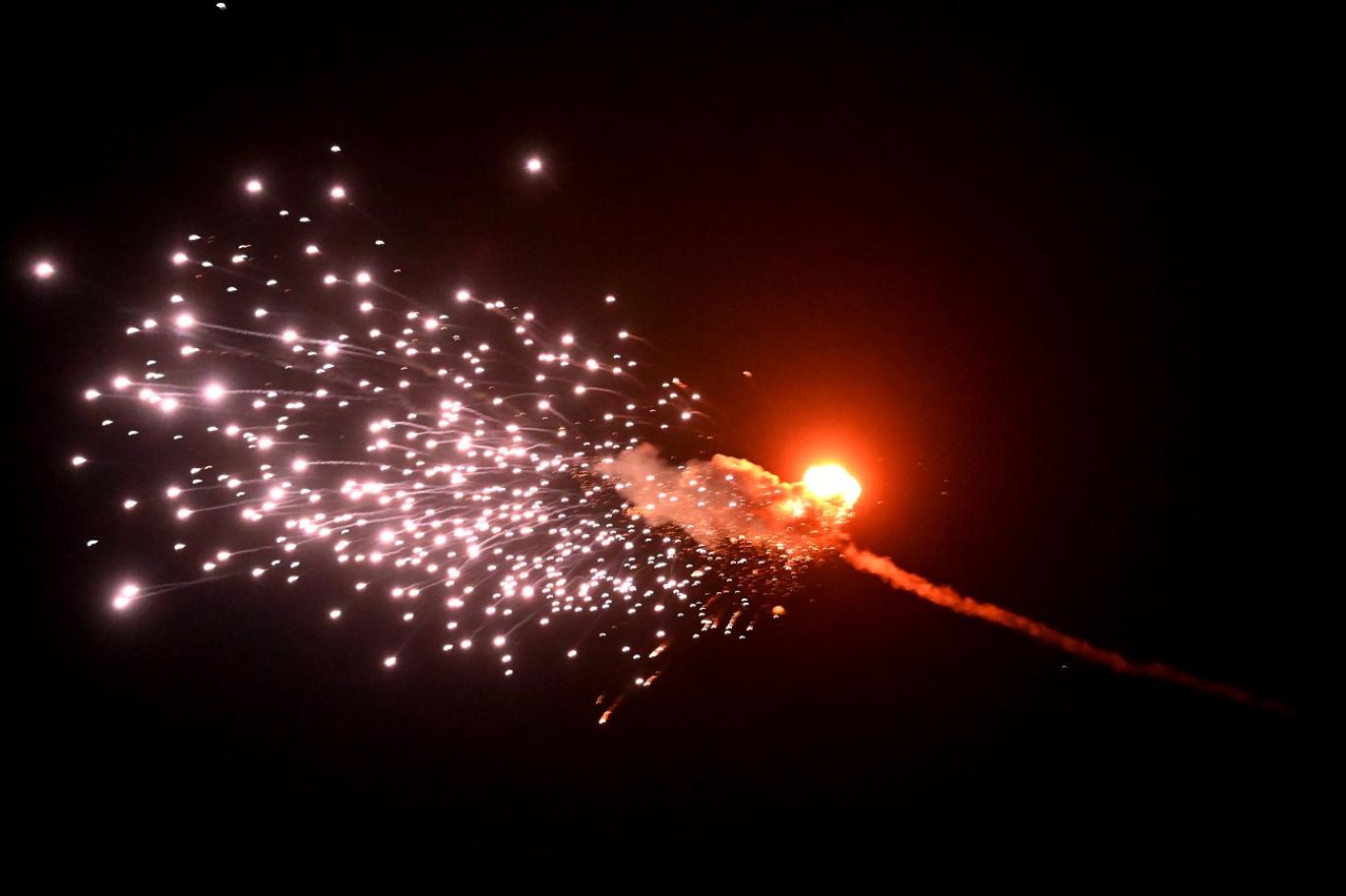 إسقاط طائرة بدون طيار خلال غارة ضخمة بطائرات مسيرة روسية استهدفت العاصمة الأوكرانية   (أ ف ب).jpg