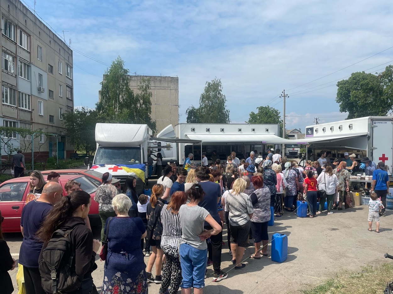 Hundreds queue for food in areas hit by Russian missiles_TH.jpg