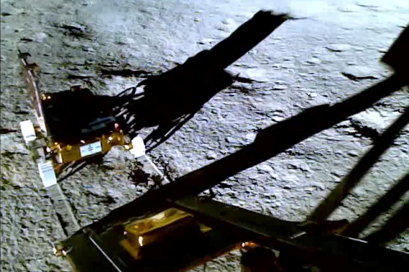 المركبة شاندريان-3 أثناء مناورتها للهبوط إلى سطح القمر (أ ف ب).jpg