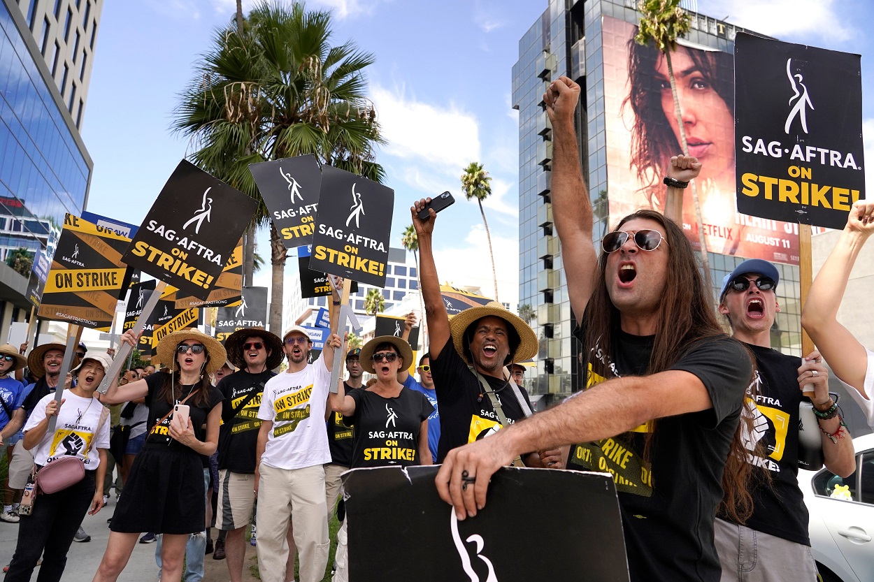 WGA members celebrate their win after the historic writers’ strike_أب.jpg