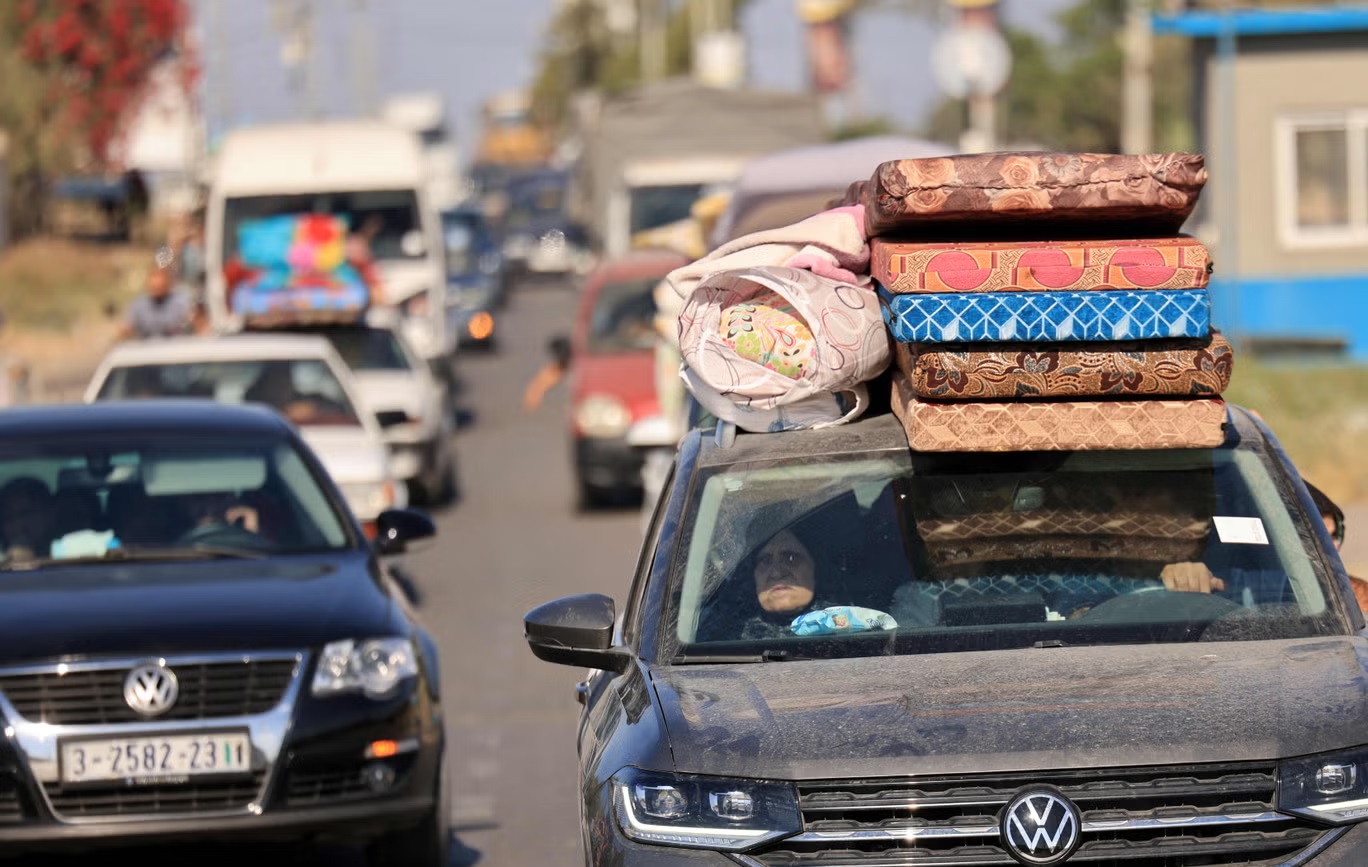 عائلات فلسطينية تلوذ بالفرار بعد تحذير الجيش الإسرائيلي للسكان بوجوب مغادرة منازلهم (أ ف ب)