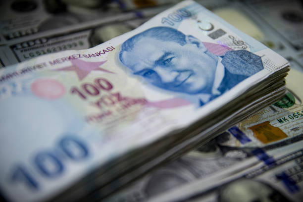 تعاني تركيا انخفاض قيمة الليرة التركية مقابل العملات الأخرى إذ فقدت منذ بداية العام نحو 13 في المئة من قيمتها (غيتي).jpg