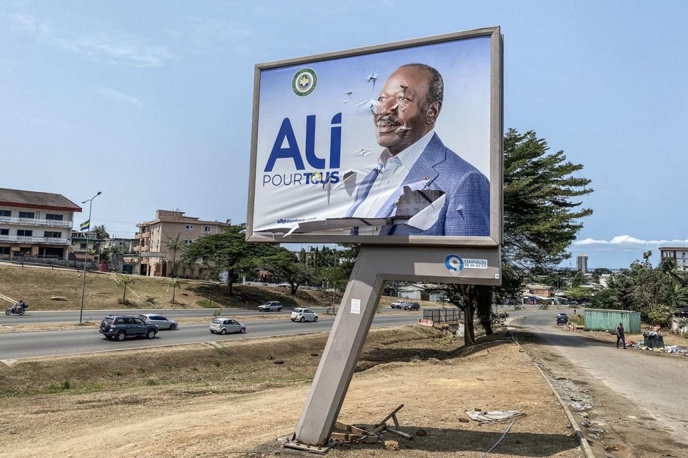 لوحة إعلانية ممزقة لرئيس الغابون المخلوع علي بونغو أونديمبا في ليبرفيل 31 أغسطس 2023 (أ ف ب).jpg