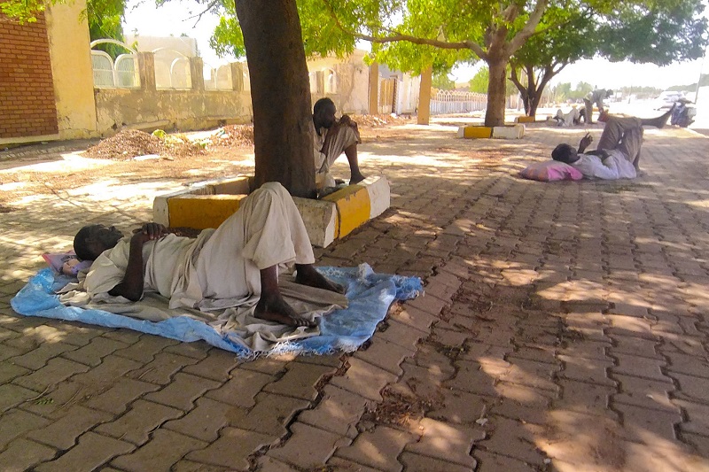 نازحون سودانيون يفترشون الأرض في مدينة ود مدني (أ ف ب).jpg