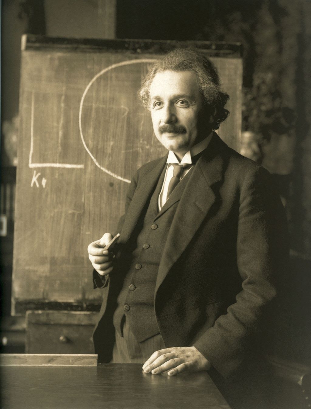 Einstein_1921_-wikw.jpg