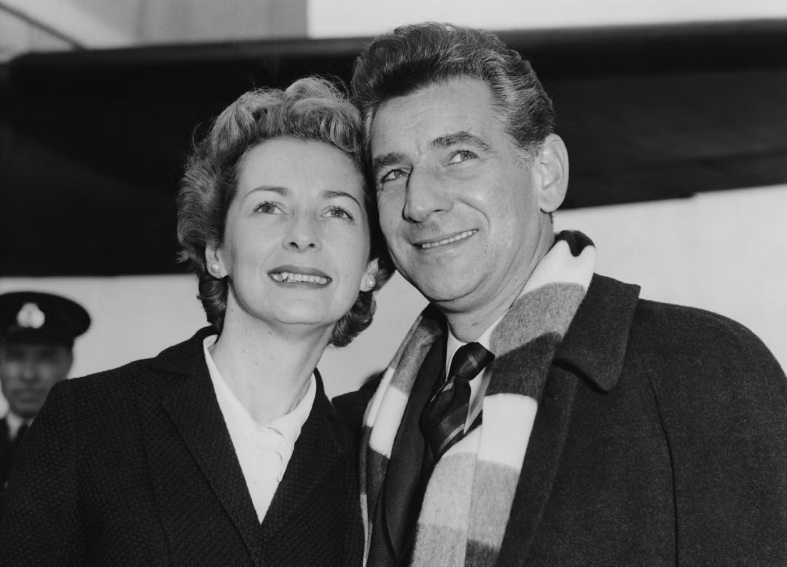 برنشتاين مع زوجته فيليسيا مونتيليغري في عام 1959 