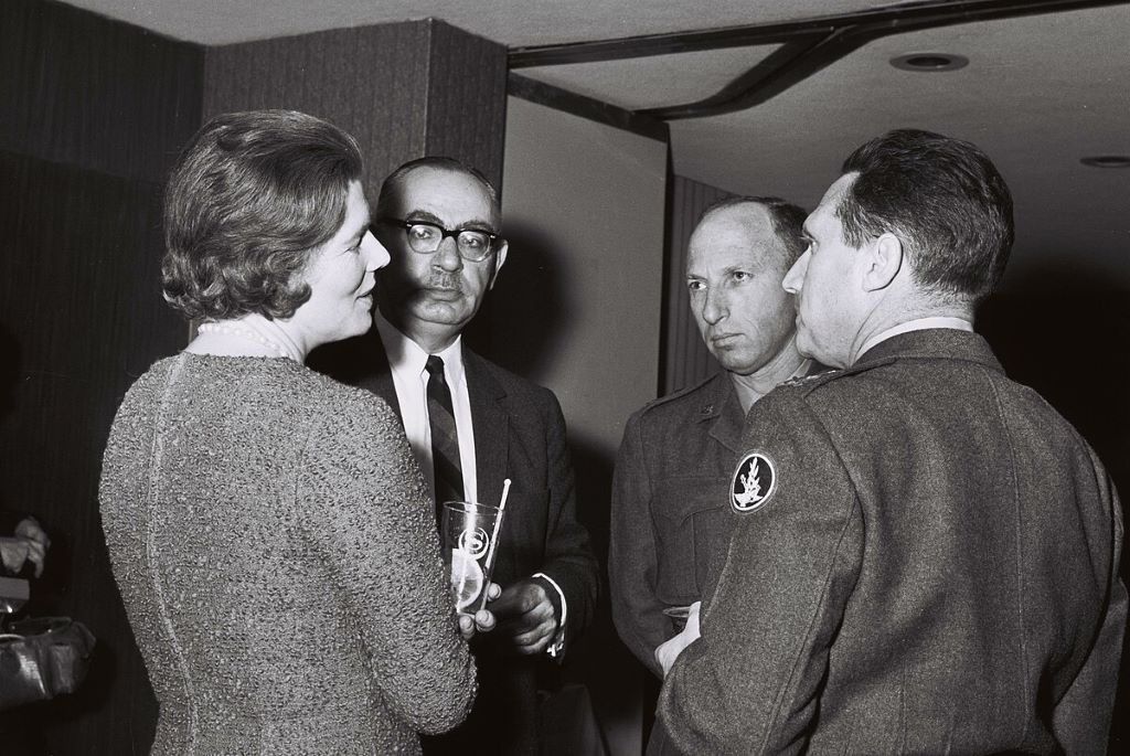 Mary_Soames_-_Aharon_Yariv_-_Zvi_Zamir_1966.jpg