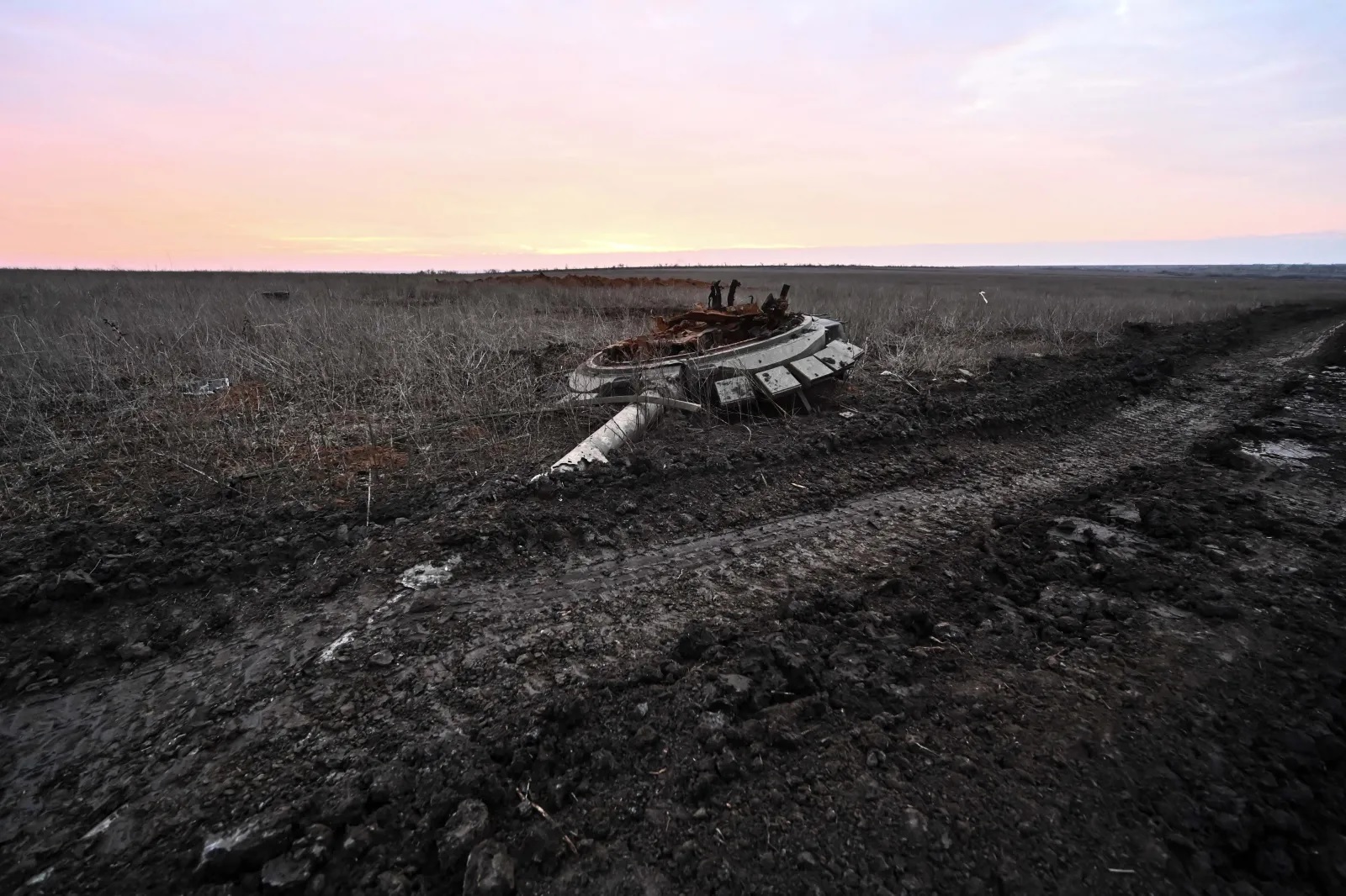 برج دبابة روسية مدمرة بالقرب من روبوتينو، أوكرانيا، فبراير 2024 (رويترز)