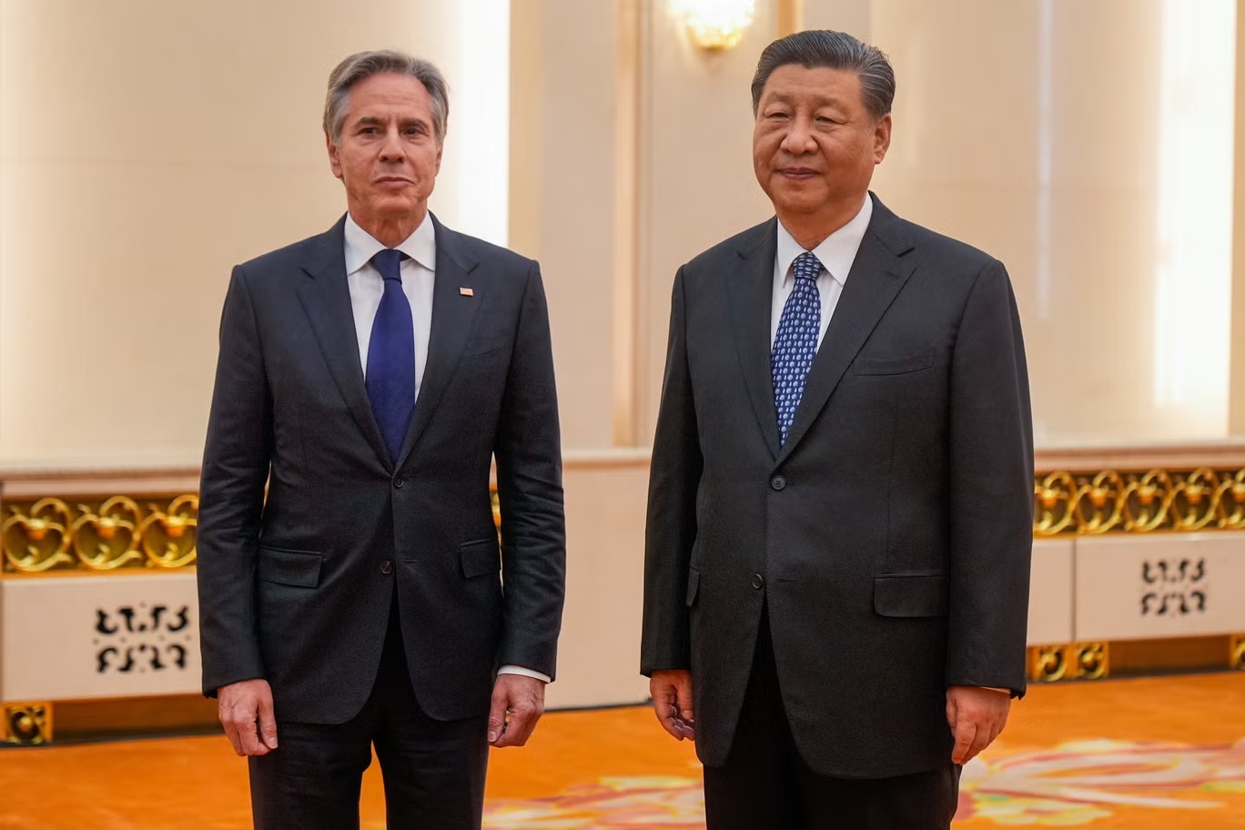 وزير الخارجية الأميركي أنتوني بلينكن أثناء لقائه الرئيس الصيني شي جينبينغ في بكين، 26 أبريل (أ ب)