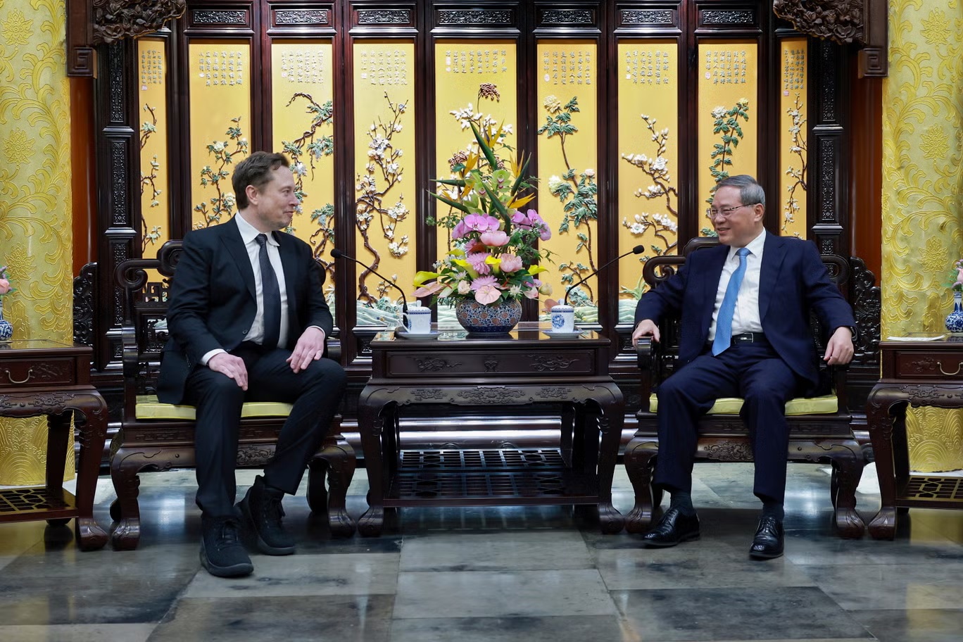 الرئيس التنفيذي لشركة "تيسلا" إيلون ماسك يلتقي رئيس مجلس الدولة الصيني لي تشيانغ في بكين (شينخوا)