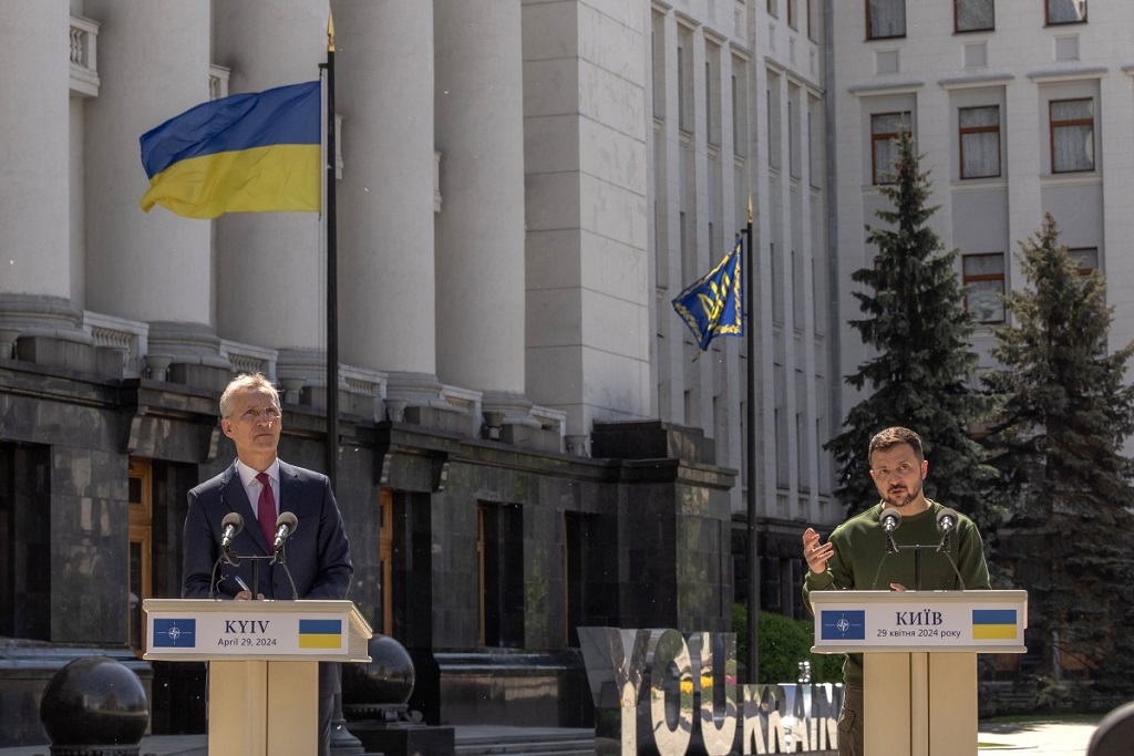 الأمين العام لحلف الناتو ينس ستولتنبرغ والرئيس الأوكراني فولوديمير زيلينسكي خلال مؤتمر صحفي مشترك في كييف، 29 أبريل 2024 (أ ف ب).jpg