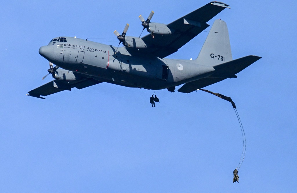 مظليون هولنديون يقفزون من طائرة عسكرية تابعة لسلاح الجو في أكبر مناورة عسكرية لحلف الناتو منذ الحرب الباردة (أ ف ب).jpg