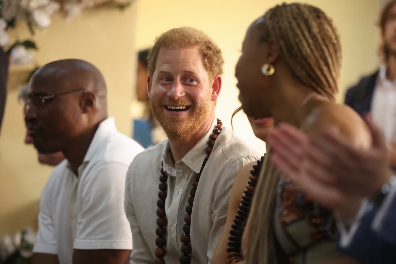 يضحك من القلب أثناء استقبال دافئ حظي به في نيجيريا (أ ف ب/غيتي)