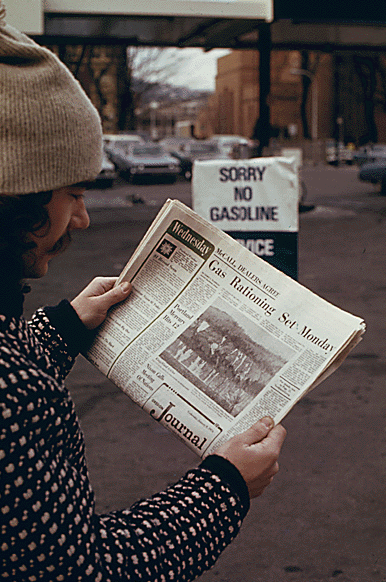أميركي يقرأ الصحيفة حول أزمة النفط عام 1974 (ويكيبيديا).gif