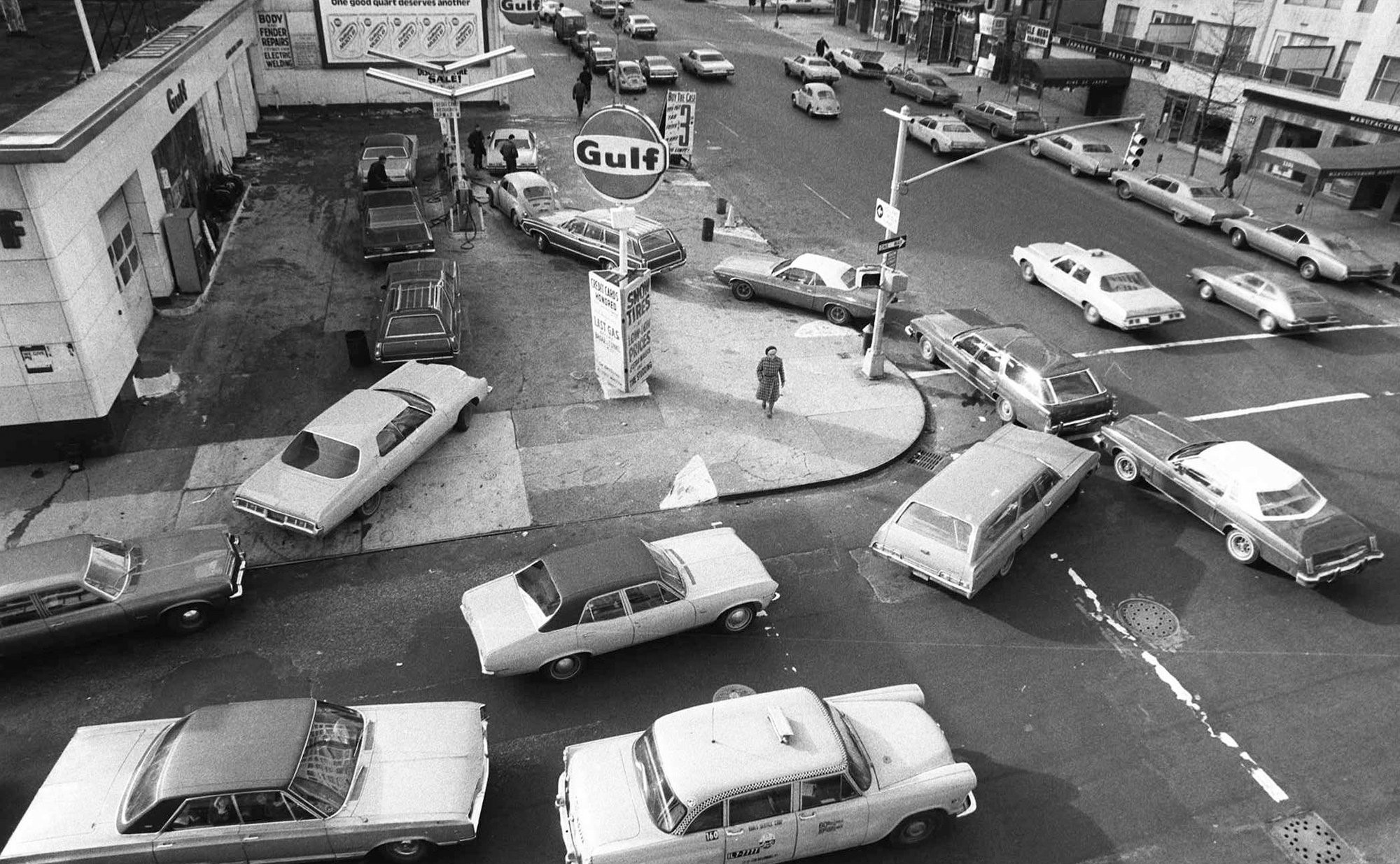 طابور طويل للسيارات أمام محطة تزود بالوقود.. نيويورك في ديسمبر 1973
