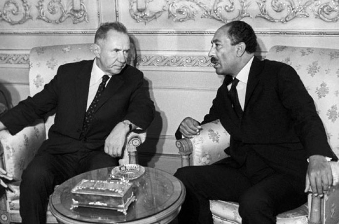 أنور السادات  مع رئيس الوزراء السوفياتي كوسيجين (مواقع التواصل).jpg