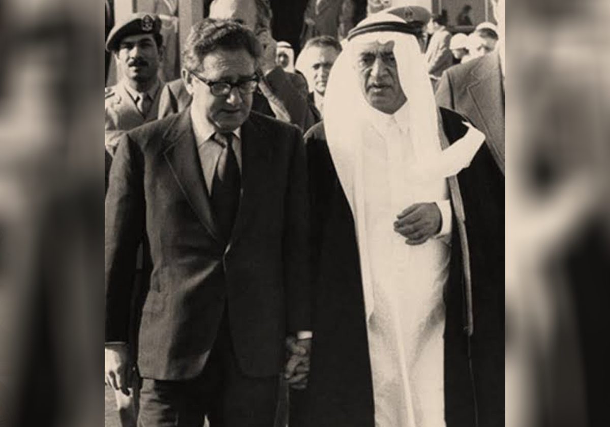 وزير الخارجية السعودي عمر السقاف مع نظيره الأميركي هنري كيسنجر عام 1974 (مواقع التواصل).jpg