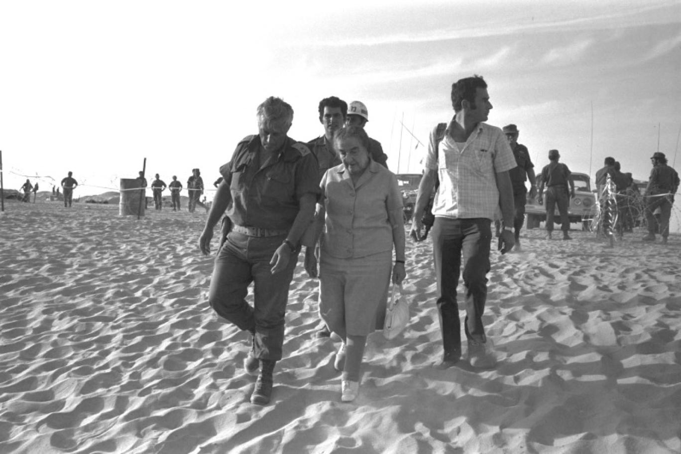 غولدا مائير وأرييل شارون عند جبهة سيناء في 29 أكتوبر 1973 (أ ف ب).jpg