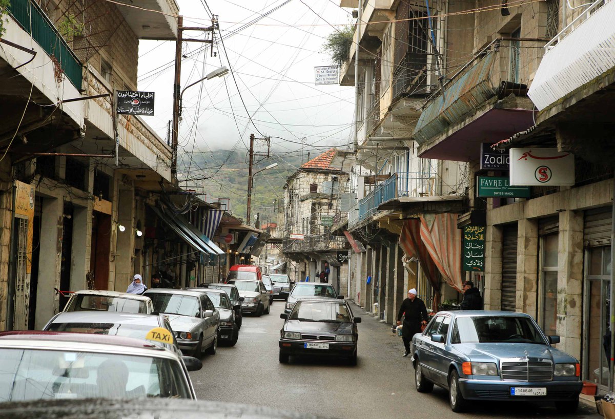 إن توجهت في جولة نحو مناطق جبل لبنان ترى في شوارعها رجالاً يرتدون "الشروال" (كامل جابر- اندبندنت عربية)
