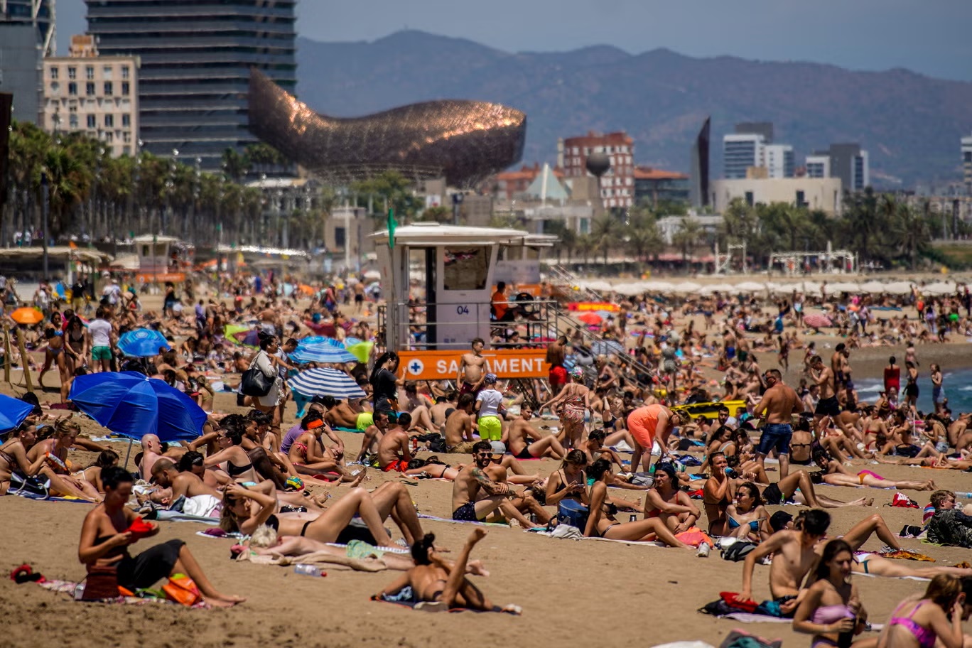 أناس يرتادون الشاطئ في برشلونة (أ ب)