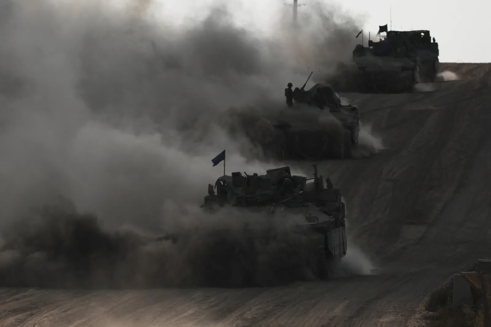 ناقلات جند مدرعة إسرائيلية بالقرب من حدود إسرائيل مع غزة، مايو 2024 (رويترز)