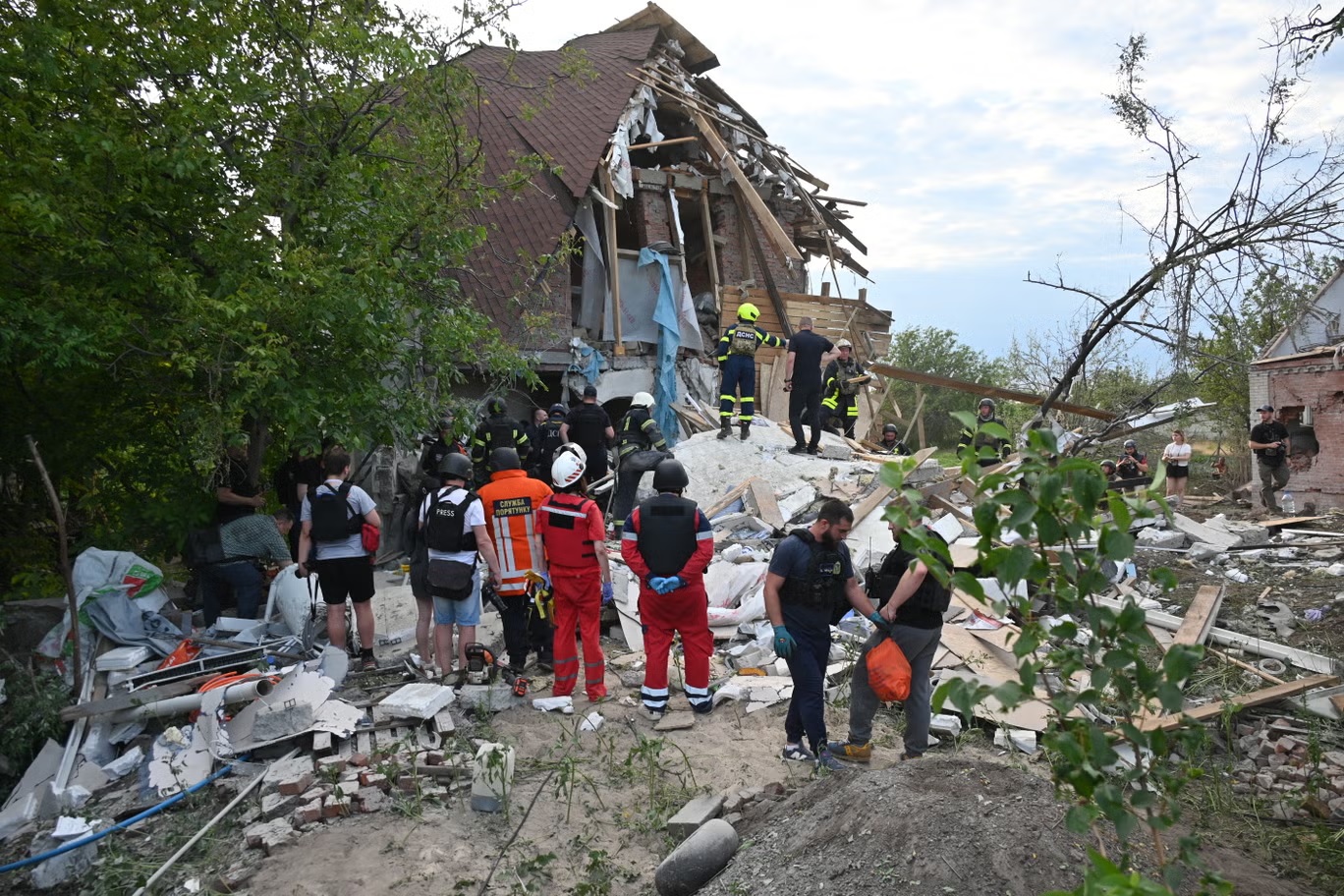 عمال الإنقاذ يعملون في موقع منزل دمرته غارة جوية في خاركيف (أ ف ب عبر غيتي)