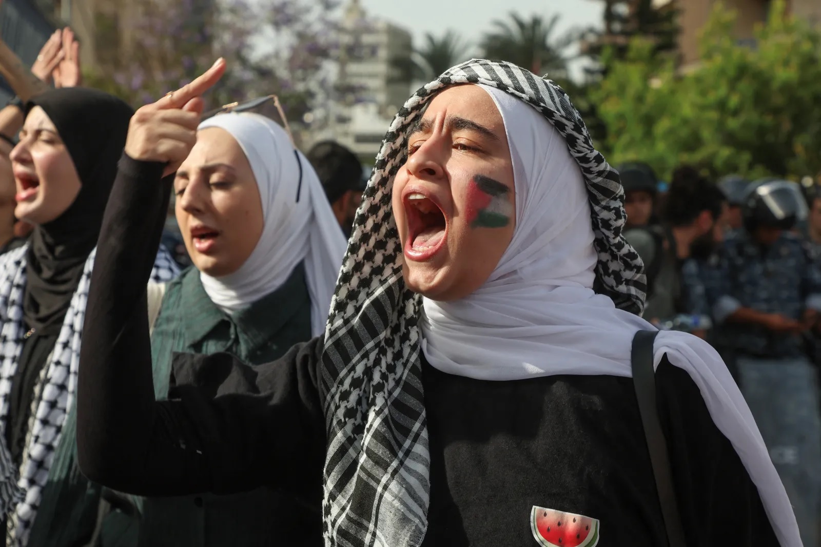 احتجاجات داعمة لسكان غزة، في بيروت، لبنان، مايو 2024 (محمد عزاقير/ رويترز)